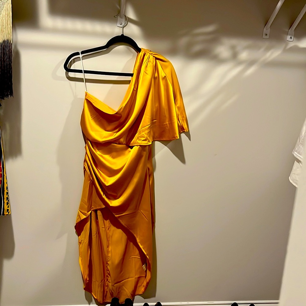 Beautiful one shoulder with high split for all occasions!